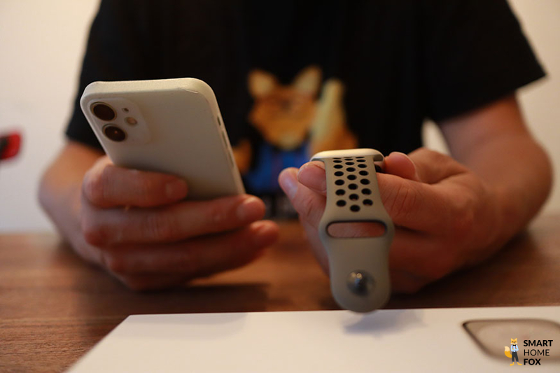Man sieht die Apple Watch 8 neben einem iPhone.